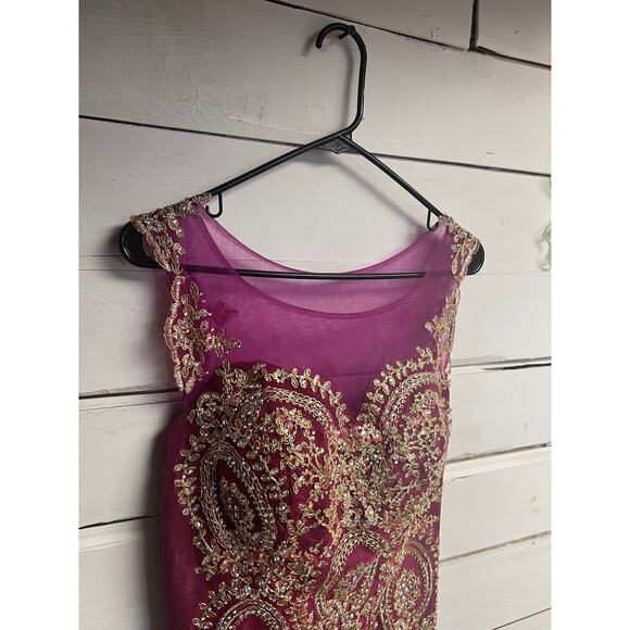 Absolutely Gorgeous Form-Fitting Mermaid Style Evening Gown w/ Gold Embroidery - Picture 5 of 8